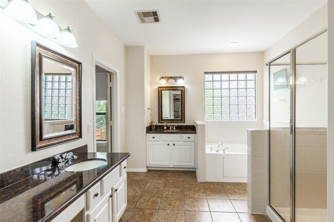 Photo - 2923 Royal Oaks Crest