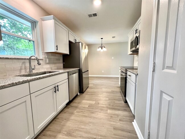 Building Photo - 813 Cedar Lawn Dr