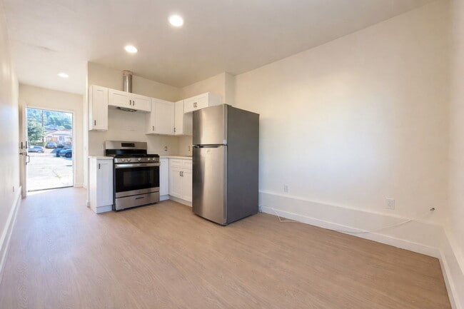 Building Photo - 6819 N Figueroa St Unit 25