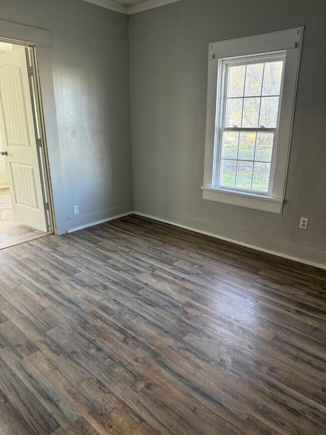 Photo - 835 E Walnut St