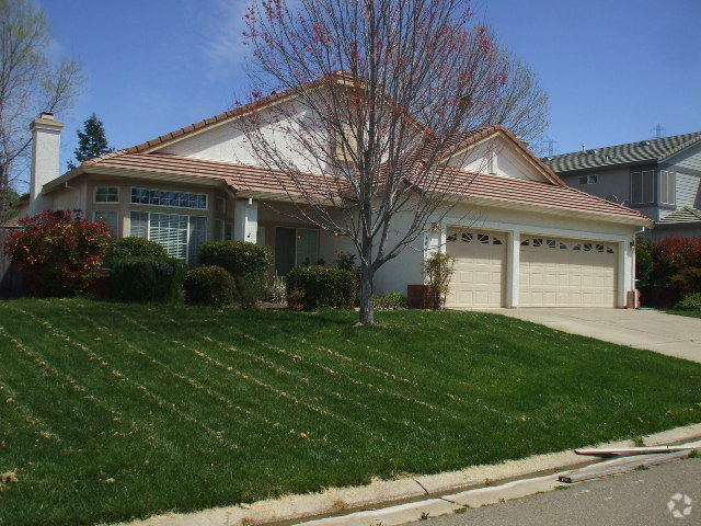Building Photo - Fabulous Home on Large Corner Lot