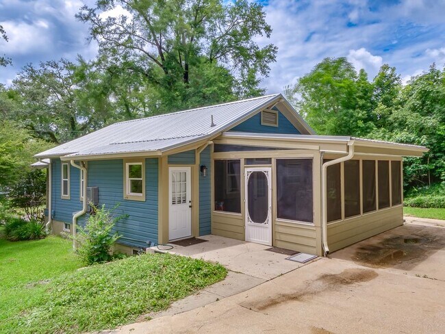 Photo - 1325 Branch St House