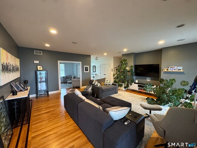 Photo - 556 Hill St