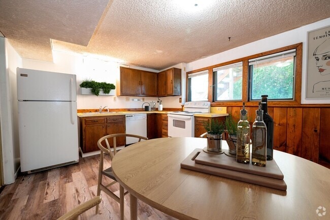 Building Photo - 2 bedroom 1 bath close to downtown Unit 416 N 19th -  A Rental