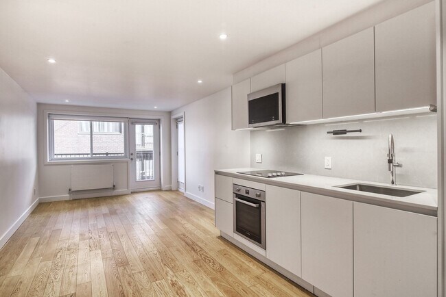 Building Photo - 4580 Chemin Queen Mary Unit 302