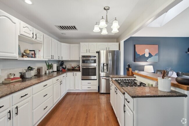 Building Photo - Fantastic 4 bedroom 2 bath home located in...
