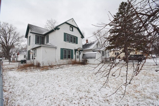 Building Photo - Gorgeous home on corner lot with fenced yard!