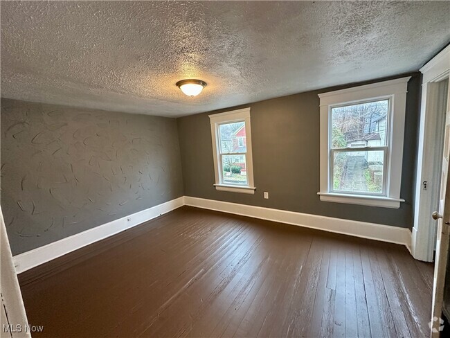 Building Photo - 435 Windsor St Rental