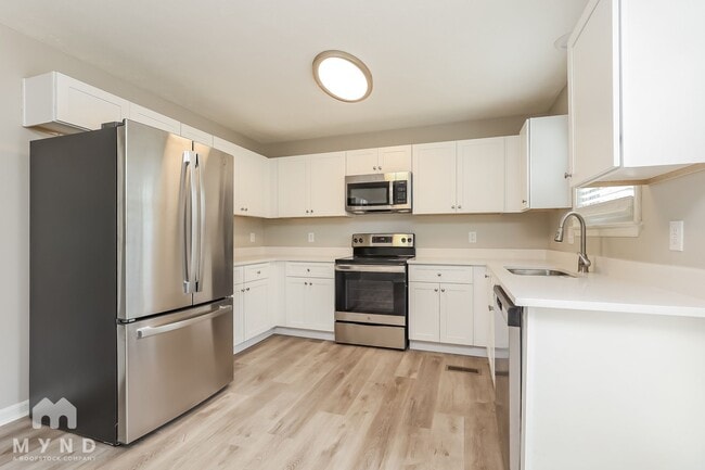 Photo - 204 Deerlake Dr