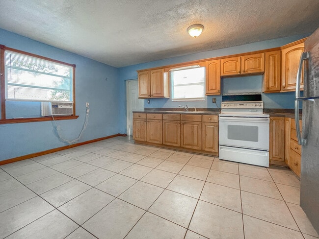 Building Photo - 732 N G St Rental