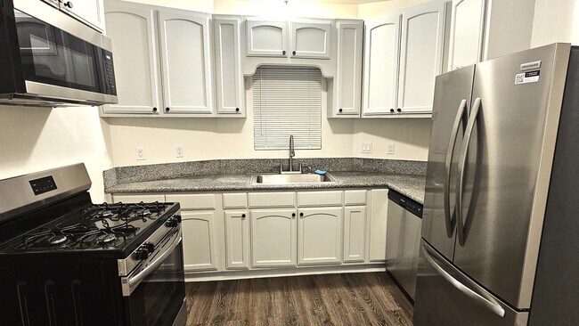 961-963 W 42ND STREET