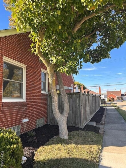 Photo - 15161 Sprenger Ave