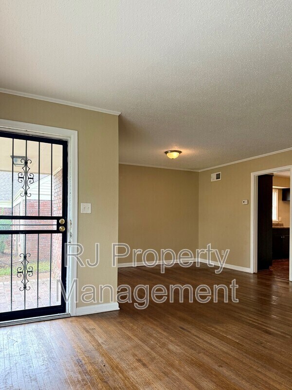 Photo - 3458 Sophia St