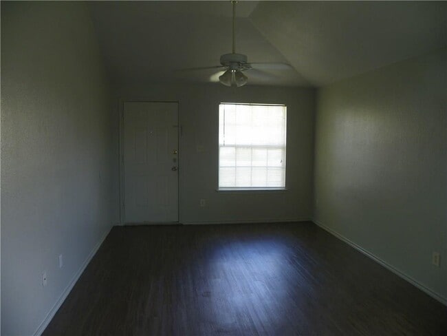 Photo - 2221 Creekside Ln