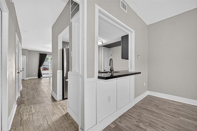 Photo - 830 Threadneedle St Unidad 240