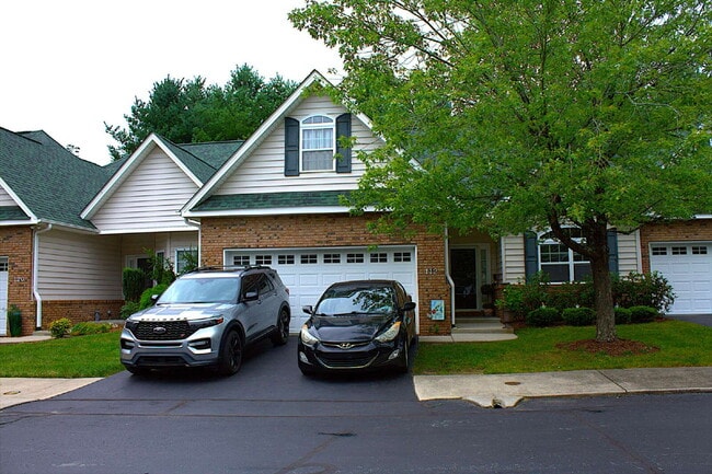 Building Photo - "Luxurious 3-Bed Condo in Hendersonville: Spacious 2023 Sq Ft within a 55+ community.”