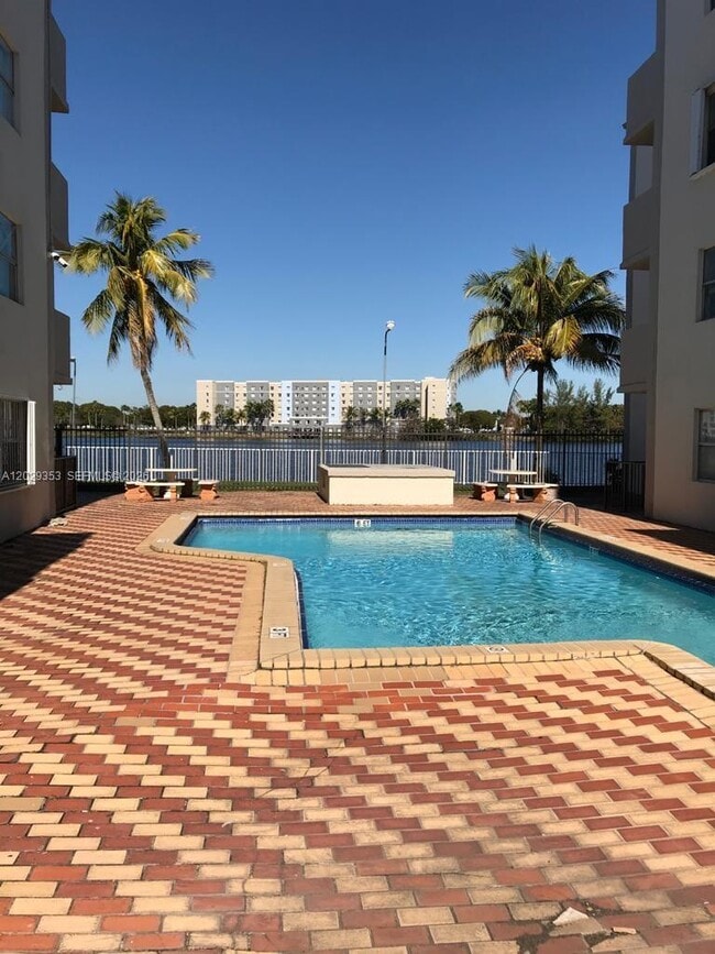 5505 NW 7th St Unit W417