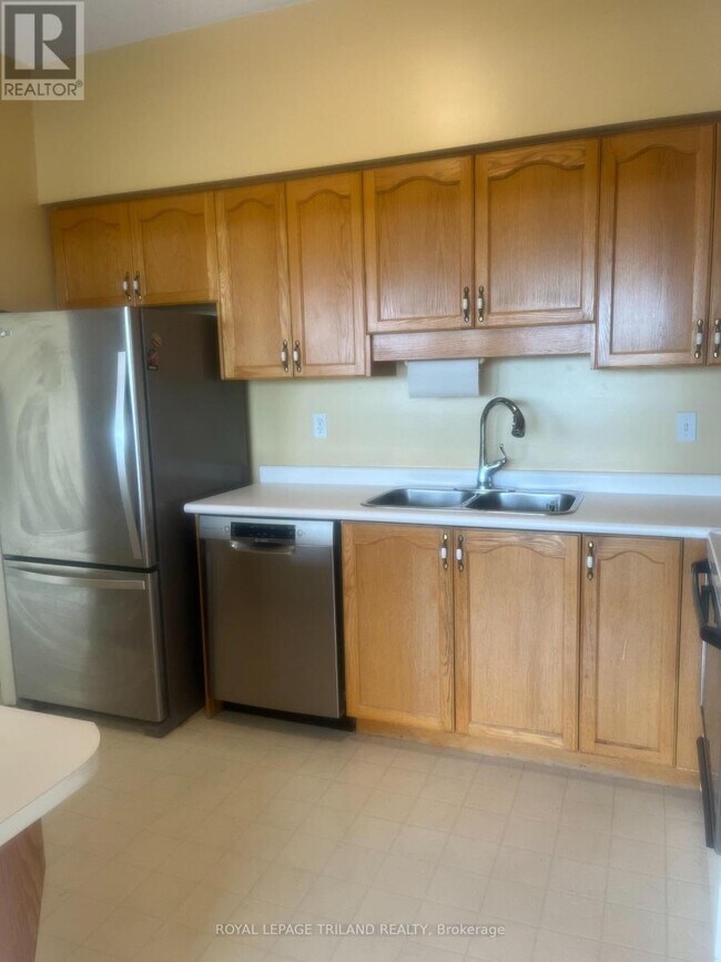 Photo - 744 Wonderland Rd S Unit 1208