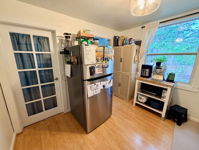 Photo - 211 F St E