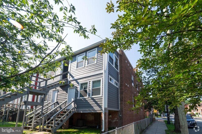 Building Photo - Move In Ready 2 BD 1 BA close to Metro, Sh... Unit Apt 2