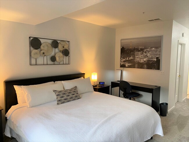 Master bedroom,King bed, zinus green tea mattress (no bed bugs), smart tv, desk - 215 Stone Pine Ln Unit Stonepine