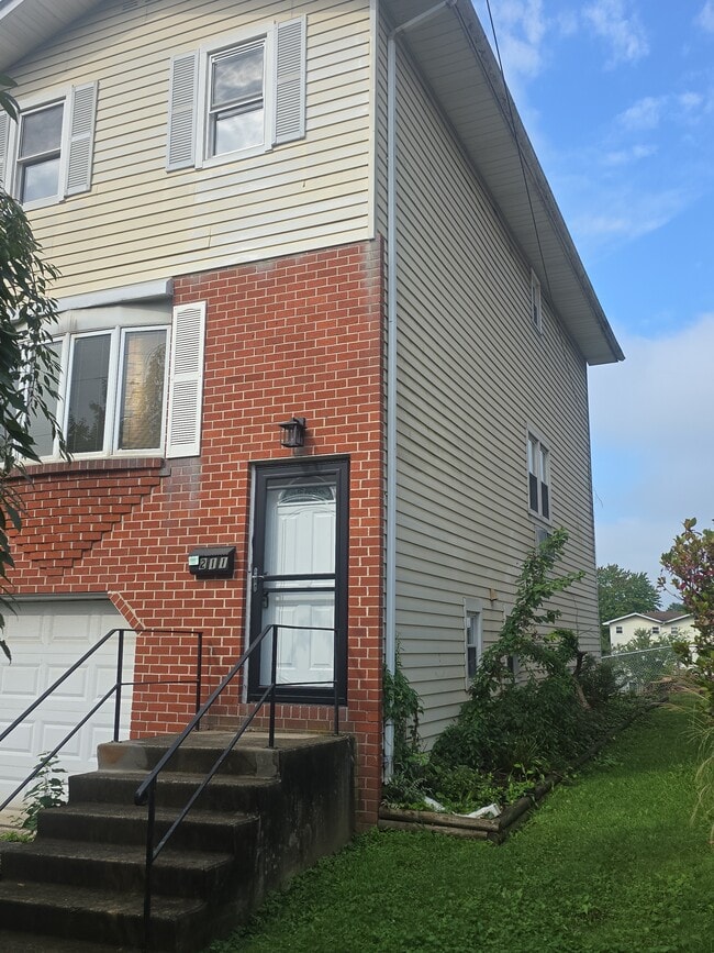 Photo - 211 10th Ave