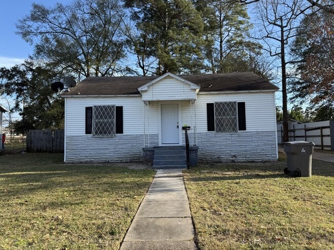 Building Photo - 810 Martha St