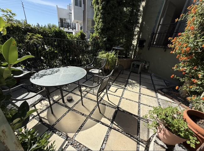 Patio y asientos a la derecha - 1119 Hacienda Pl Unidad 1119 34