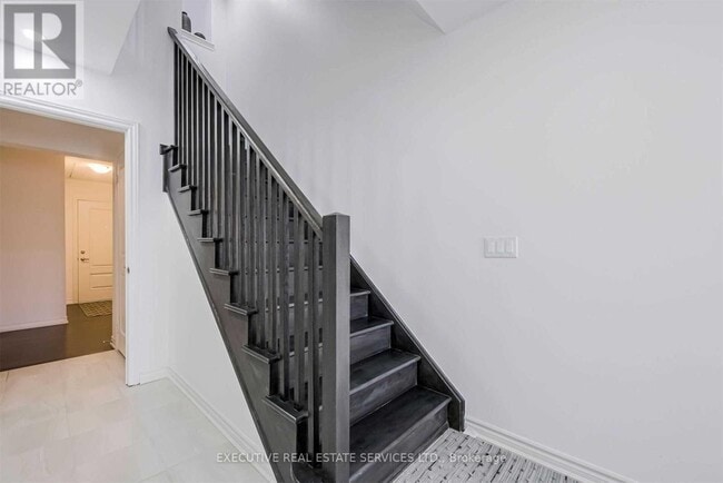 Photo - 50 Edinburgh Dr