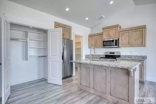 Photo - 3689 Bate St