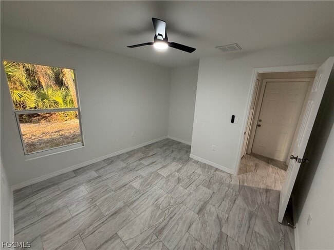 Photo - 447 Camrose St