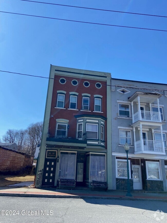 Building Photo - 36-38 Main St 2nd floor Front Rental