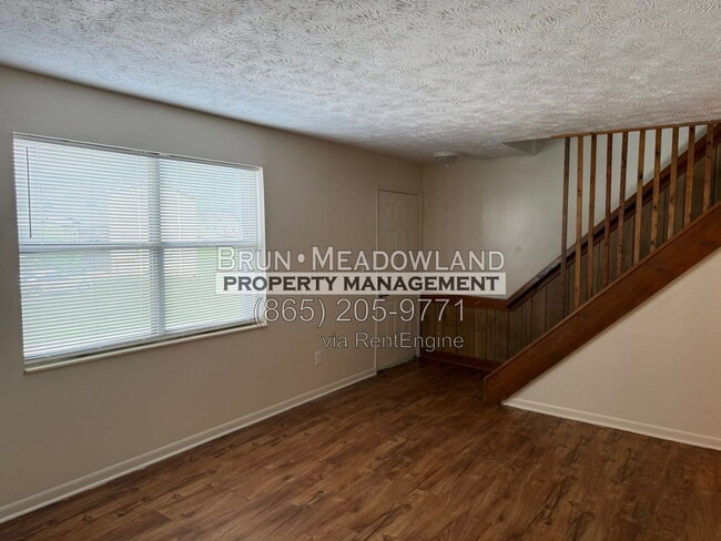 Photo - 1928 Meadowland Ln