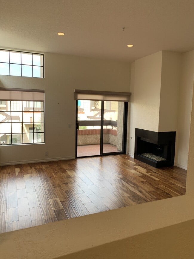 Sala de estar, balcón, chimenea orientada al norte - 2601 S Broadmoor Dr Unidad 2601 So Broadmoor Drive