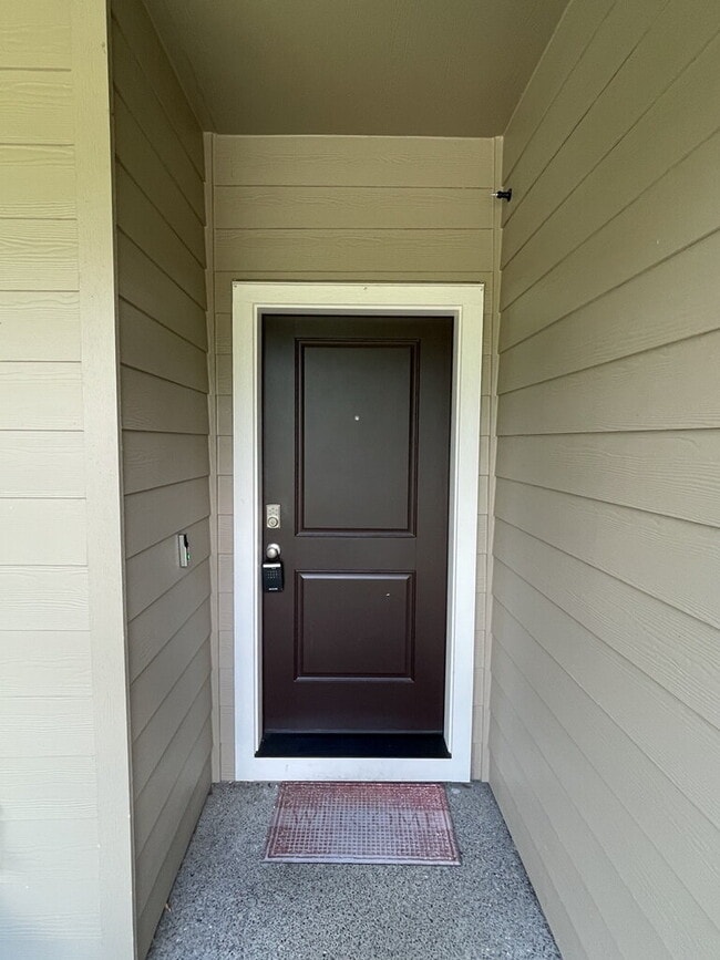Photo - 3 Bedroom / 2.5 Bathroom Townhome - Near Bethany & PCC
**1/2 Off Third Month's Rent**