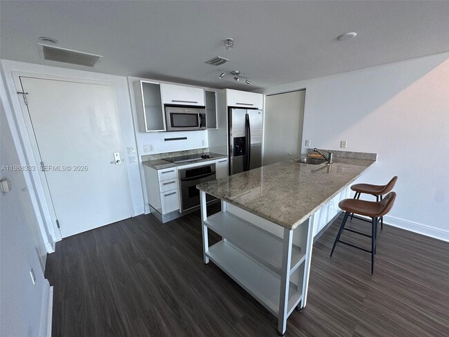 Building Photo - 185 SW 7th St Unit 3210