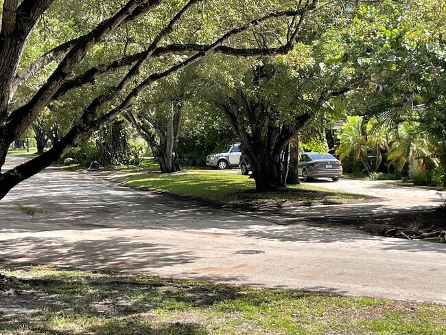 Building Photo - "Charming 1-Bedroom Oasis with Spacious Living in the Heart of Coral Gables!"