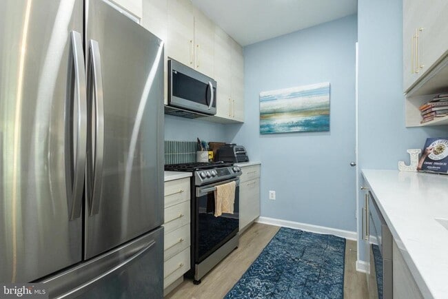Building Photo - 4870 Eisenhower Ave Unit 201