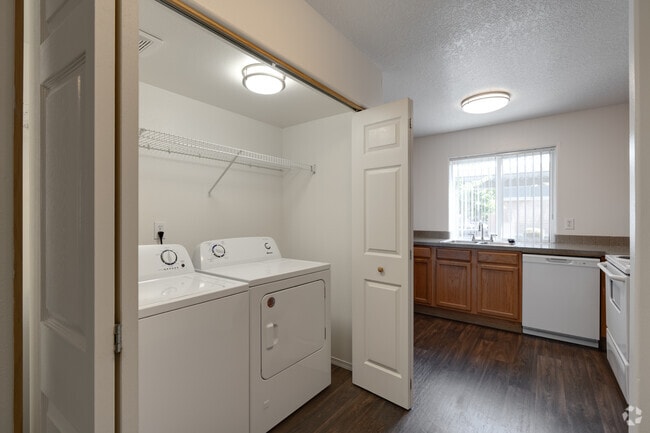 2BR, 2BA - 968SF - Laundry