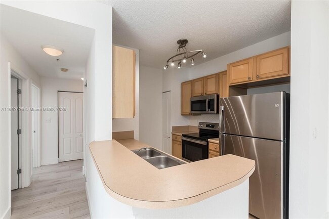 Building Photo - 6001 SW 70th St Unit 609