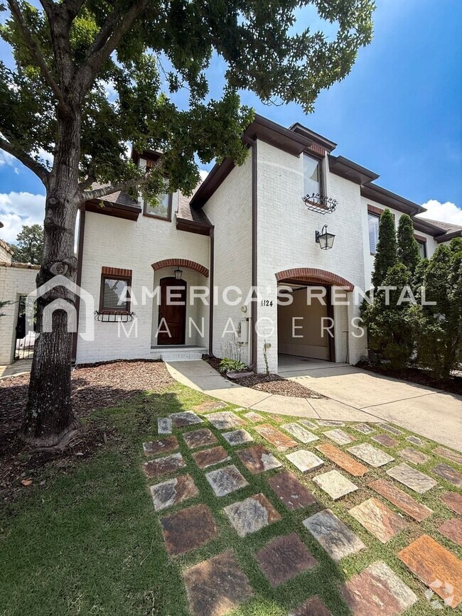 Building Photo - Elegant Townhome with Garage in Prime Hoov...