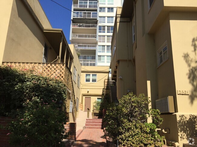 Building Photo - Upper Spacious Bankers Hill Unit 2621 1st Avenue #06 Rental