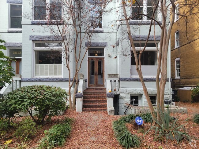 Building Photo - Charming 2 BR/1 BA Ground Level Condo Unit...