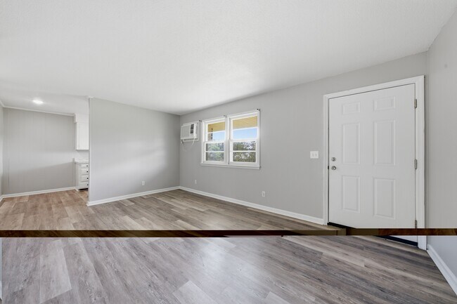 Photo - Lakeside Manor Apartments