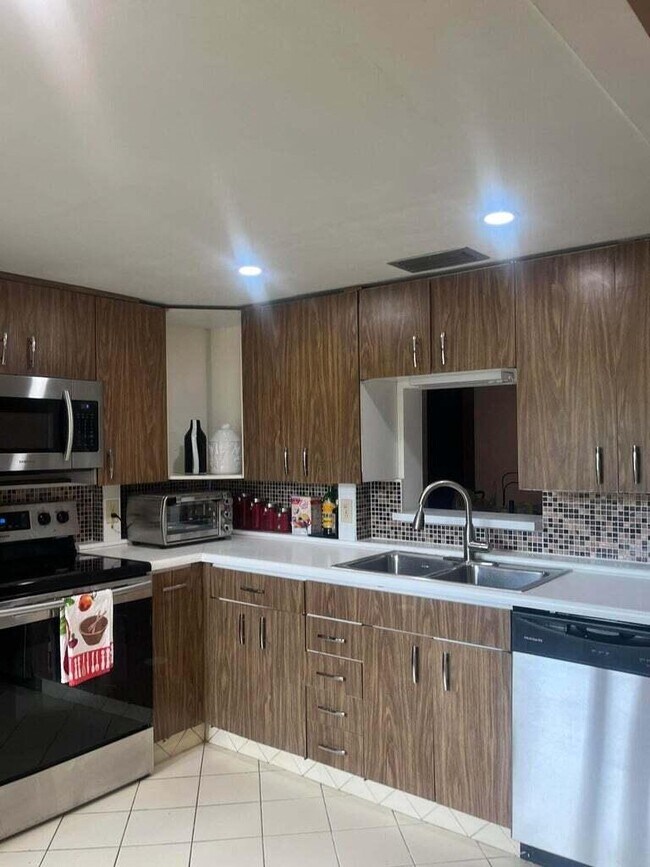 4302 Martinique Cir Unit B2