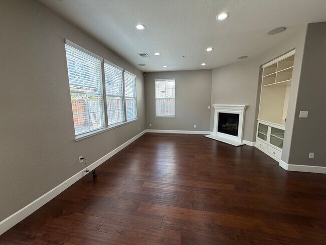 Photo - Luxurious 4 Bedroom 2.5 Bath Home.