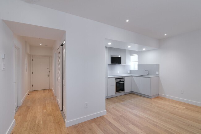 Photo - 4745 Chem. Queen Mary Unit 40