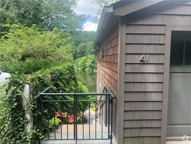 Building Photo - 41 Lake Dr Unit #B Rental