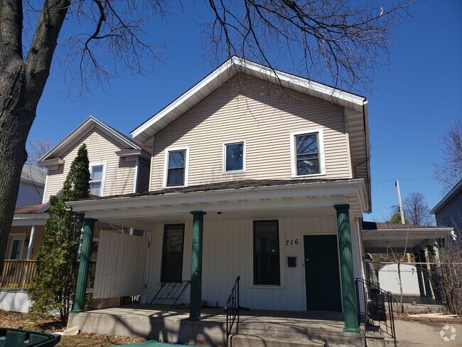 Building Photo - 716 Washington St Unit Upper Rental