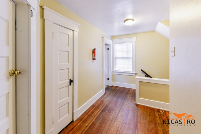 Photo - 2097 Summit St